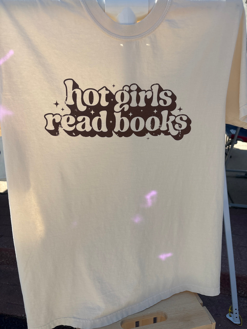 Hot girls Read tee